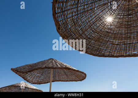 Ombrelloni e sdraio in spiaggia con nessuno, bassa stagione al mattino, a sud di Bodrum, Turchia, Foto Stock