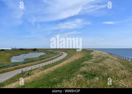 vista da una diga con la terra sulla sinistra E il Northsea sulla destra Foto Stock