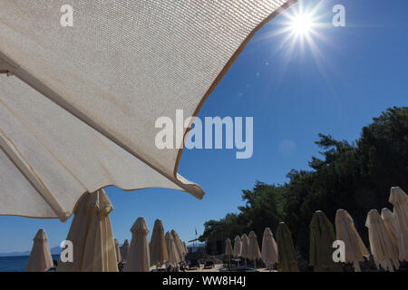 Ombrelloni e sdraio in spiaggia con nessuno, bassa stagione al mattino, a sud di Bodrum, Turchia, Foto Stock