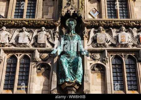 Inghilterra, Kent, Canterbury, Cattedrale di Canterbury, Bronzo la figura del Cristo sulla Cattedrale Gateway, scolpito da Klaus Ringwald 1990 Foto Stock