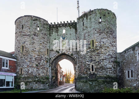 Inghilterra, East Sussex, segala, il medievale Landgate datata 1330 Foto Stock