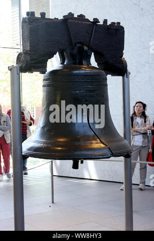 I turisti all'interno della camera a campana a Liberty Bell Center di Philadelphia, PA, Stati Uniti d'America. La Liberty Bell è un simbolo di indipendenza americana. Foto Stock