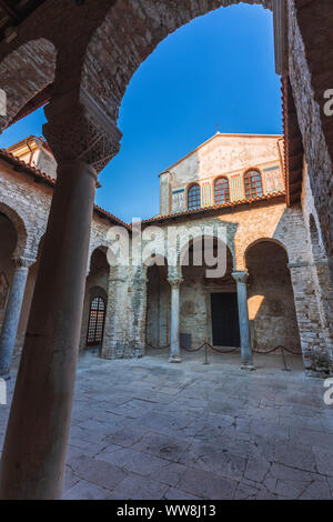 Porec, Parenzo, Basilica Eufrasiana, portici e la torre vista, sito patrimonio mondiale dell'unesco, Istria, costa adriatica, Croazia Foto Stock