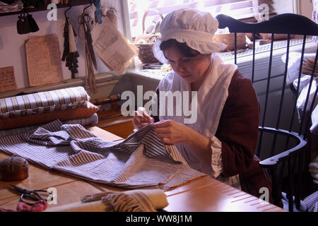 La donna rievoca come Betsy Ross nella storica Philadelphia, PA, Stati Uniti d'America Foto Stock