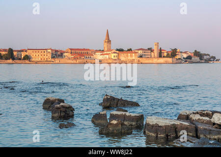 Porec, old town costa vista con la Basilica Eufrasiana, sito patrimonio mondiale dell'Unesco, Istria, Croazia Foto Stock