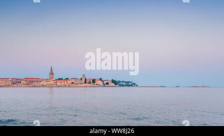 Porec, old town costa vista con la Basilica Eufrasiana, sito patrimonio mondiale dell'Unesco, Istria, Croazia Foto Stock