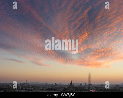 Wien, Vienna, Fiery incandescente tramonto su Vienna in Wien, Austria Foto Stock