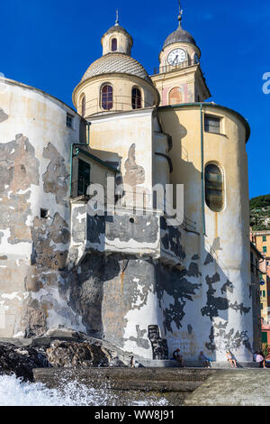 Basilica di Santa Maria Assunta (Chiesa di Santa Maria Assunta a Camogli - un villaggio di pescatori in Liguria, Italia Foto Stock