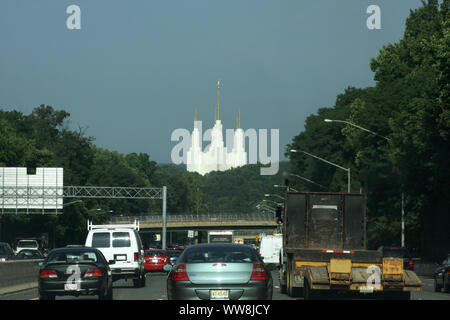 La Washington D.C. Tempio eretto dalla Chiesa di Gesù Cristo dei Santi degli Ultimi Giorni in Kensington, MD, Stati Uniti d'America vista dalla Interstate 495. Foto Stock