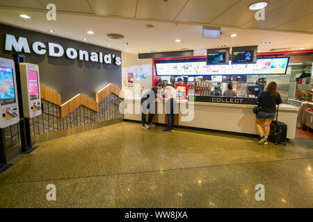 SINGAPORE - circa aprile, 2019: McDonald's a Changi International Airport. Foto Stock