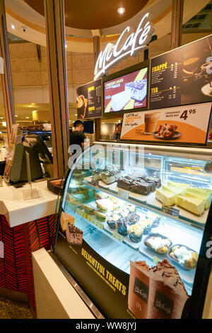 SINGAPORE - circa aprile, 2019: McCafe al Changi International Airport. Foto Stock