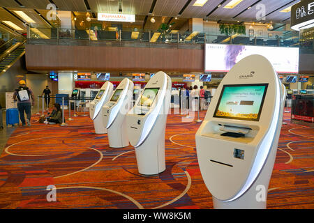 SINGAPORE - circa aprile, 2019: self check-in chioschi all'Aeroporto Internazionale di Changi. Foto Stock