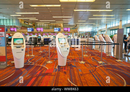 SINGAPORE - circa aprile, 2019: self check-in chioschi all'Aeroporto Internazionale di Changi. Foto Stock