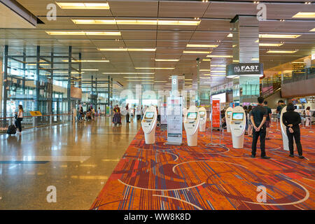 SINGAPORE - circa aprile, 2019: self check-in chioschi all'Aeroporto Internazionale di Changi. Foto Stock