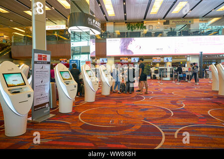 SINGAPORE - circa aprile, 2019: self check-in chioschi all'Aeroporto Internazionale di Changi. Foto Stock