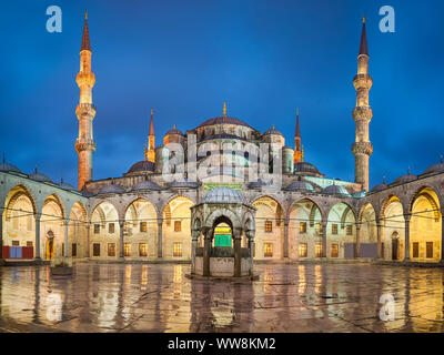 La Moschea Blu di notte ad Istanbul in Turchia Foto Stock