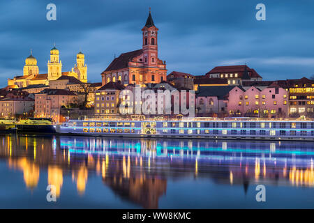 Centro storico di Passau sul fiume Danubio, Germania Foto Stock
