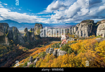 I monasteri di Meteora arenaria formazioni rocciose e Kalambaka, Grecia Foto Stock