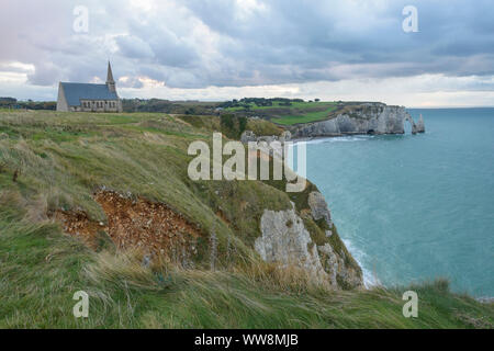 La Chiesa con le famose scogliere, Etretat, dipartimento Seine-Maritime, Oceano Atlantico, Normandia, Francia Foto Stock