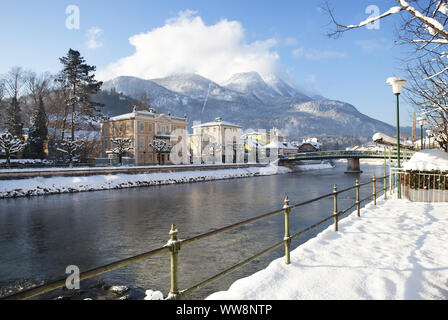 Lehar Villa spa e passeggiata sul fiume Traun, Bad Ischl, regione del Salzkammergut, Austria superiore, Austria Foto Stock