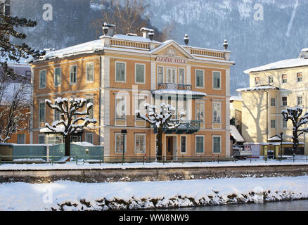 Lehar Villa spa e passeggiata sul fiume Traun, Bad Ischl, regione del Salzkammergut, Austria superiore, Austria Foto Stock