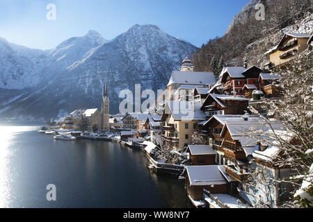 Vista delle chiese protestante e cattolica e Pier, Hallstatt sul lago Hallstatt, regione del Salzkammergut, Austria superiore, Austria Foto Stock