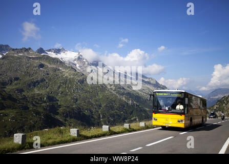 Autopostale Svizzera bus sul Susten Mountain Pass Road, Uri Alpi del Canton Berna, Svizzera Foto Stock