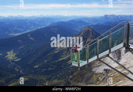 Sky Walk al Dachstein Stazione di vertice, Hunerkogel montagna, vicino a Ramsau, Stiria, Austria superiore, Austria Foto Stock