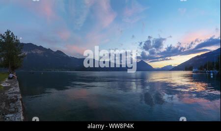 Tramonto sul lago di Thun, Altopiano Bernese, il Cantone di Berna, Svizzera Foto Stock