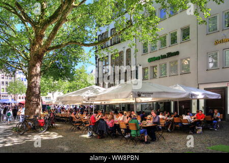 Ristorante Terrazza del Brauhaus Gilden im Zims sull'Heumarkt nella Città Vecchia di Colonia, nella Renania settentrionale-Vestfalia, Germania Ovest, Germania Foto Stock