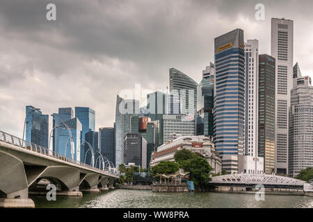 Singapore - Marzo 20, 2019: Bianco antico ponte di Anderson, moderno ponte di Esplanade e alcune torri del quartiere finanziario sotto pesante cloudscape. Alcuni Foto Stock