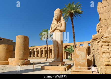 Tempio di Karnak con la statua di Ramses II, vicino a Karnak Luxor, Alto Egitto Egitto Foto Stock