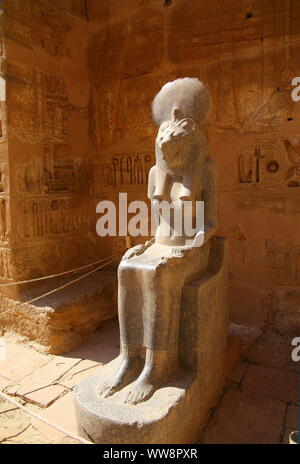 Statua della Dea Sachmet nella morte tempio di Ramses III Medinet Habu in Thebes-West, Luxor, Alto Egitto Egitto Foto Stock