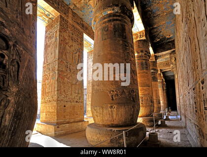 Sala Colonne con rilievi e colori originali nel secondo cortile nella morte tempio di Ramses III Medinet Habu in Thebes-West, Luxor, Alto Egitto Egitto Foto Stock