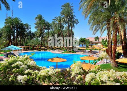 Il complesso della piscina del Mercure Hotel sulle rive del Nilo, vicino a Karnak Luxor, Alto Egitto Egitto Foto Stock