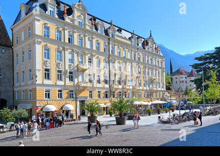 La piazza di Bozner Tor in centro a Merano in Val d'Adige, del Burgraviato, Alto Adige, Italia Foto Stock