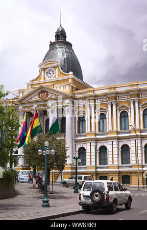 LA PAZ, BOLIVIA - 11 ottobre 2014: il Palazzo Legislativo, sede del governo fin dal 1905, su Plaza Murillo sul Bolivar street a La Paz, in Bolivia Foto Stock