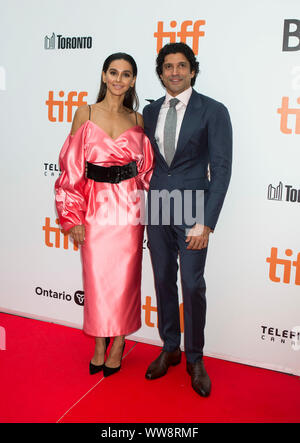 Toronto, Canada. Xiii Sep, 2019. L'attrice Shibani Dandekar e attore Farhan Akhtar comportano per le foto prima della premiere mondiale del film "Il cielo è rosa' a Roy Thomson Hall durante il 2019 Toronto International Film Festival (TIFF) a Toronto in Canada il 7 settembre 13, 2019. Credito: Zou Zheng/Xinhua Foto Stock