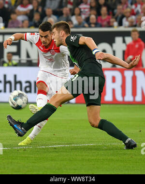 Dusseldorf, Germania. Xiii Sep, 2019. Robin Knoche (R) di Wolfsburg vies con Erik Thommy di Dusseldorf durante la Bundesliga soccer match tra Fortuna Dusseldorf e Vfl Wolfsburg a Dusseldorf, Germania, Sett. 13, 2019. Credito: Ulrich Hufnagel/Xinhua Foto Stock