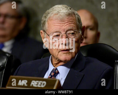 Settembre 12, 2019, Washington, Distretto di Columbia, Stati Uniti d'America: Stati Uniti il senatore Jim Inhofe (repubblicano di Oklahoma), Presidente degli Stati Uniti del comitato del Senato sulle forze armate, ascolta come Ryan D. McCarthy testimonia sulla sua candidatura a essere il Segretario dell'esercito e Barbara M. Barrett testimonia per la sua nomina a essere il Segretario della Air Force prima sul colle del Campidoglio di Washington il Giovedì 12 Settembre, 2019..Credit: Ron Sachs / CNP/AdMedia (credito Immagine: © Ron Sachs/AdMedia via ZUMA filo) Foto Stock