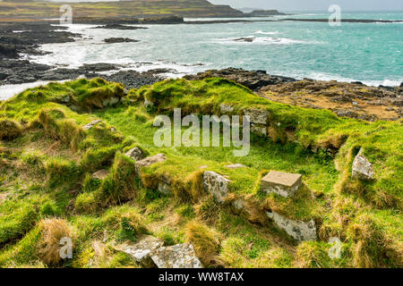 I resti di Dun Ara, un castello medievale vicino Sorne punto, Isle of Mull, Scotland, Regno Unito. Anche farro Dùn Ara. Foto Stock