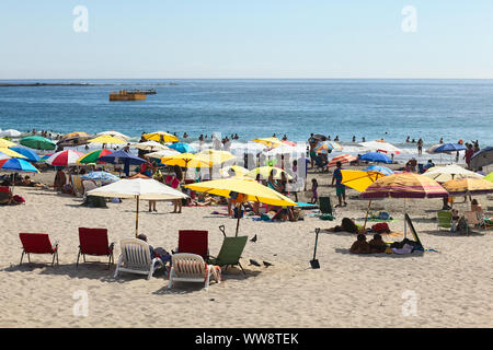 IQUIQUE, Cile - 23 gennaio 2015: persone non identificate sulla spiaggia Cavancha on gennaio 23, 2015 a Iquique, Cile Foto Stock