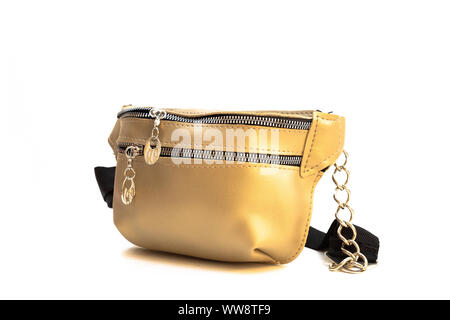 Color oro borsa cintura con catena di metallo cinturino e zipper per donne isolate su sfondo bianco - Vista laterale da destra. Foto Stock