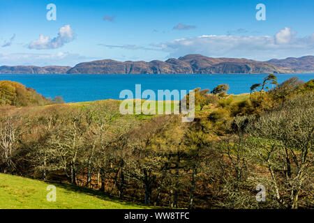 La penisola a Ardnamurchan dal vicino castello di Glengorm sull'Isle of Mull, Scotland, Regno Unito Foto Stock