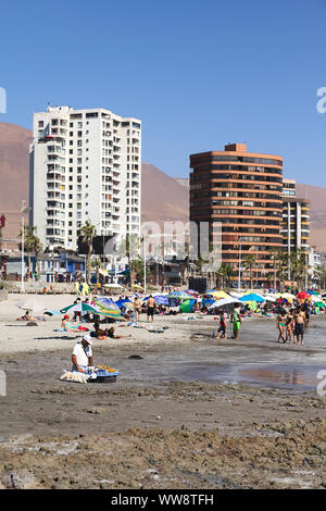 IQUIQUE, Cile - 10 febbraio 2015: persone non identificate sulla sabbiosa spiaggia Cavancha il 10 febbraio 2015 a Iquique, Cile. Foto Stock