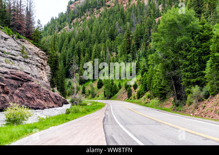 Strada autostrada 133 in Redstone, Colorado durante il periodo estivo con vuoto street, raging river e alberi verdi Foto Stock