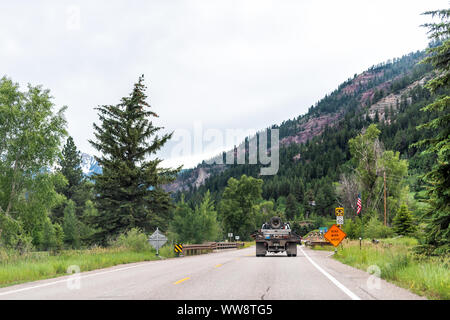 Redstone, STATI UNITI D'AMERICA - Luglio 1, 2019: Strada autostrada 133 in Colorado durante il periodo estivo con auto carrello guida su percorso panoramico Foto Stock