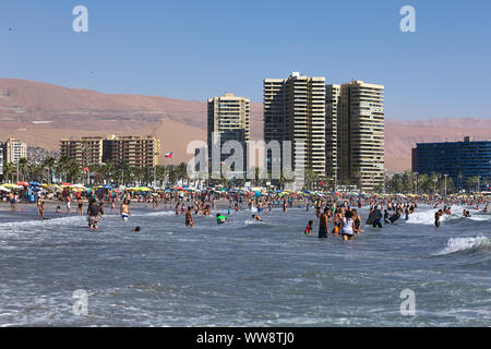 IQUIQUE, Cile - 10 febbraio 2015: persone non identificate la balneazione in oceano Pacifico a Cavancha sulla spiaggia di Febbraio 10, 2015 a Iquique, Cile Foto Stock