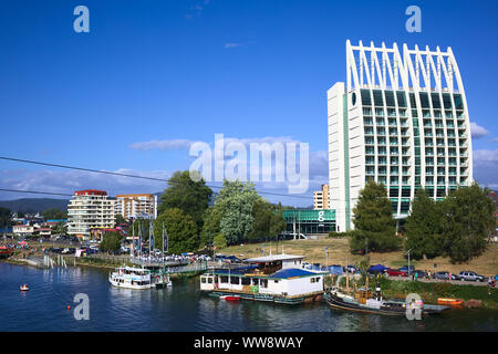 VALDIVIA, Cile - 3 febbraio 2016: Hotel sogni Pedro de Valdivia e il lungofiume nel centro città fotografata da un ponte Foto Stock