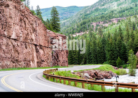 Redstone cliff strada tortuosa autostrada 133 in Colorado durante il periodo estivo con infuriano Crystal River Foto Stock